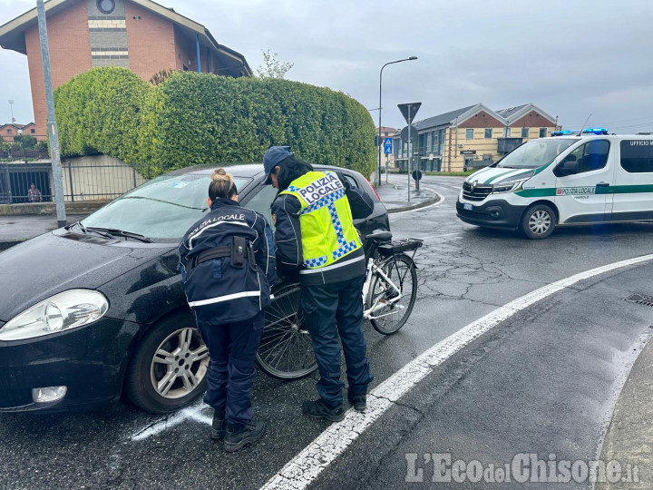 Pinerolo: incidente tra auto e bicicletta alla rotonda di via dei Martiri