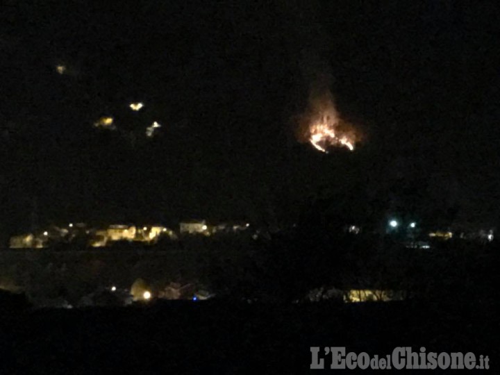 Inverso Pinasca: fuoco nella notte a breve distanza dalle case