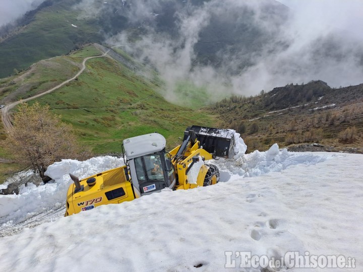 Il Maltempo ritarda la riapertura del Colle delle Finestre, ancora neve sulla strada dell'Assietta