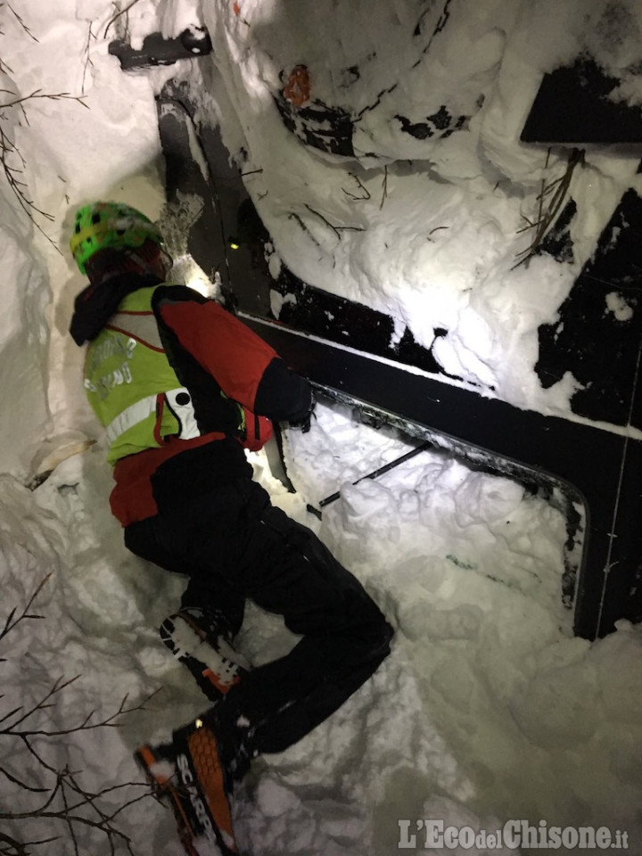 Tre volontari del Soccorso Alpino Val Susa e Val Sangone stanno scavando all&#039;Hotel Rigopiano per estrarre i superstiti