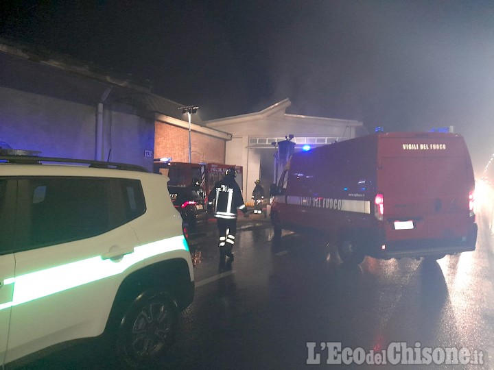 Incendio a Luserna, fiamme in un magazzino della Sparea