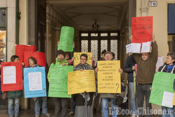 Luserna: i genitori della De Amicis protestano a Torino contro la preside