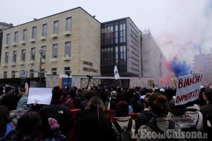 Torino: la protesta degli studenti (anche dal Pinerolese) per un nuovo modello di scuola
