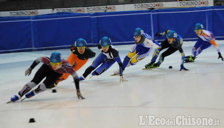 Nichelino: esibizione di short track in piazza di Vittorio