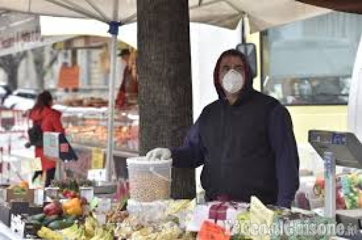 Pinerolo, Salvai ci ripensa: «Non ritiro l'ordinanza del mercato». Mercoledì i banchi saranno sempre distanziati. 