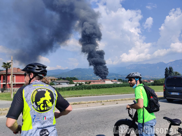 La sindaca di Roletto: «Invitiamo i cittadini a non uscire di casa nella zona e a tenere chiuse le finestre»