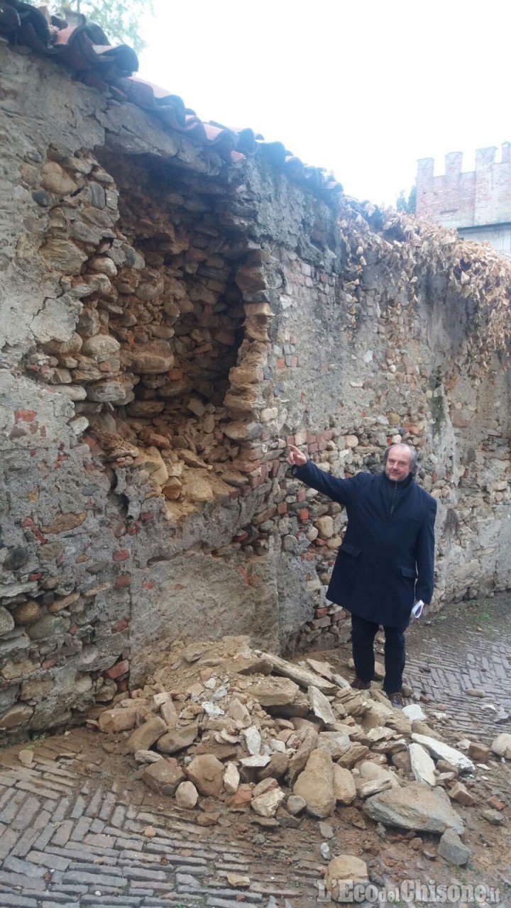 Pinerolo, crollato il muro di cinta del Palazzo Acaja