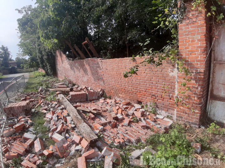 Pinerolo: crollata una parte della muratura del merlettificio Turk su via Moirano