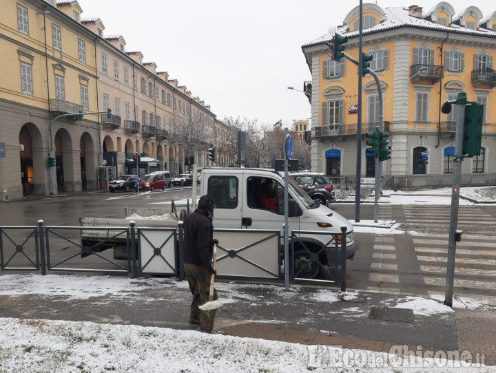 La neve imbianca il lunedì arancione