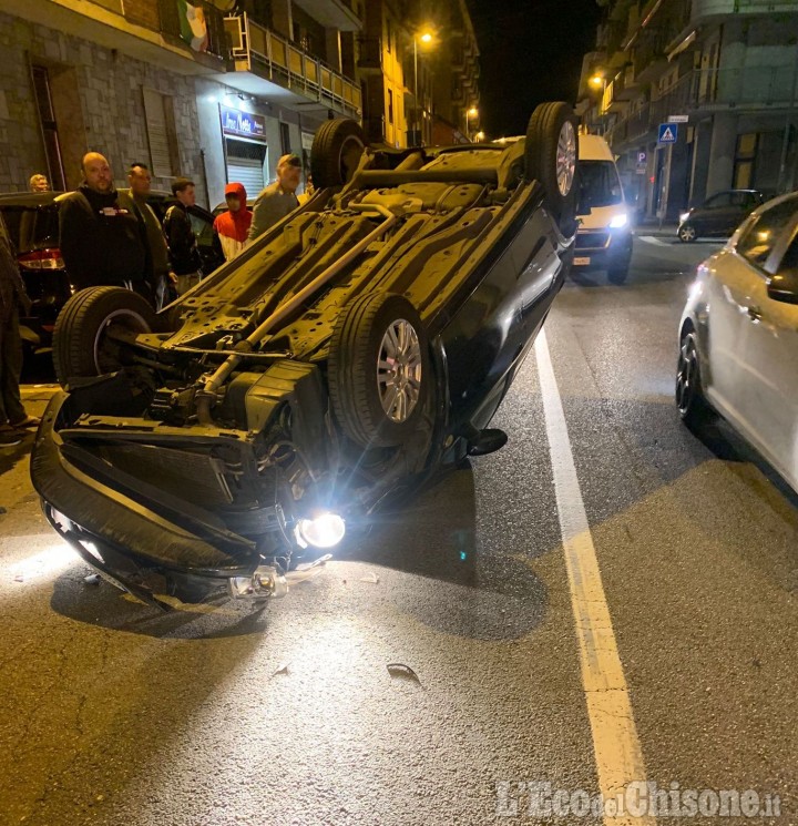 Pauroso incidente a Nichelino: auto inseguita dai Carabinieri travolge una Punto che si ribalta
