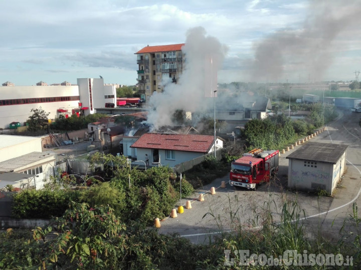 Nichelino: incendio in uno stabile e i curiosi rallentano il traffico