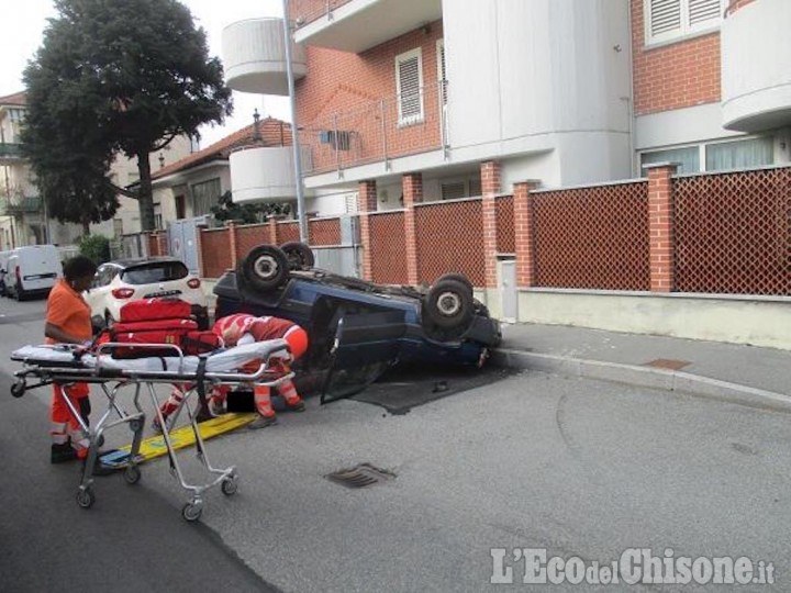 Incidente a Nichelino: : si ribalta un&#039;auto