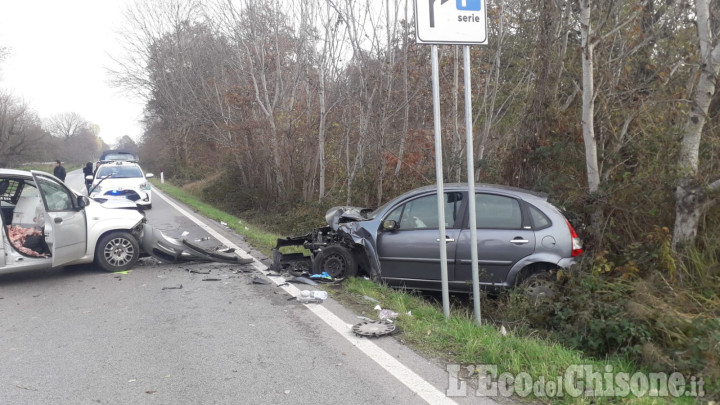 Stupinigi: scontro tra auto sulla Sp143, due i feriti