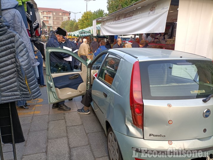 Nichelino, auto guidata da un pensionato tra la folla del mercato semina il panico