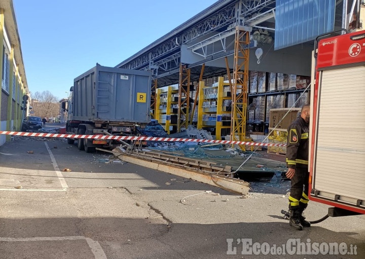 Nichelino: per il vento forte crolla il muro di un capannone in via Bardonecchia