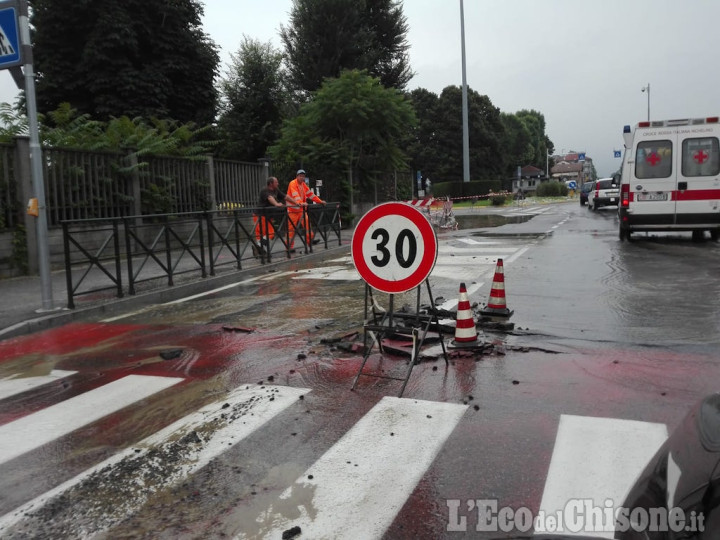 Nichelino, cede condotta d&#039;acqua,e allaga via XXV Aprile