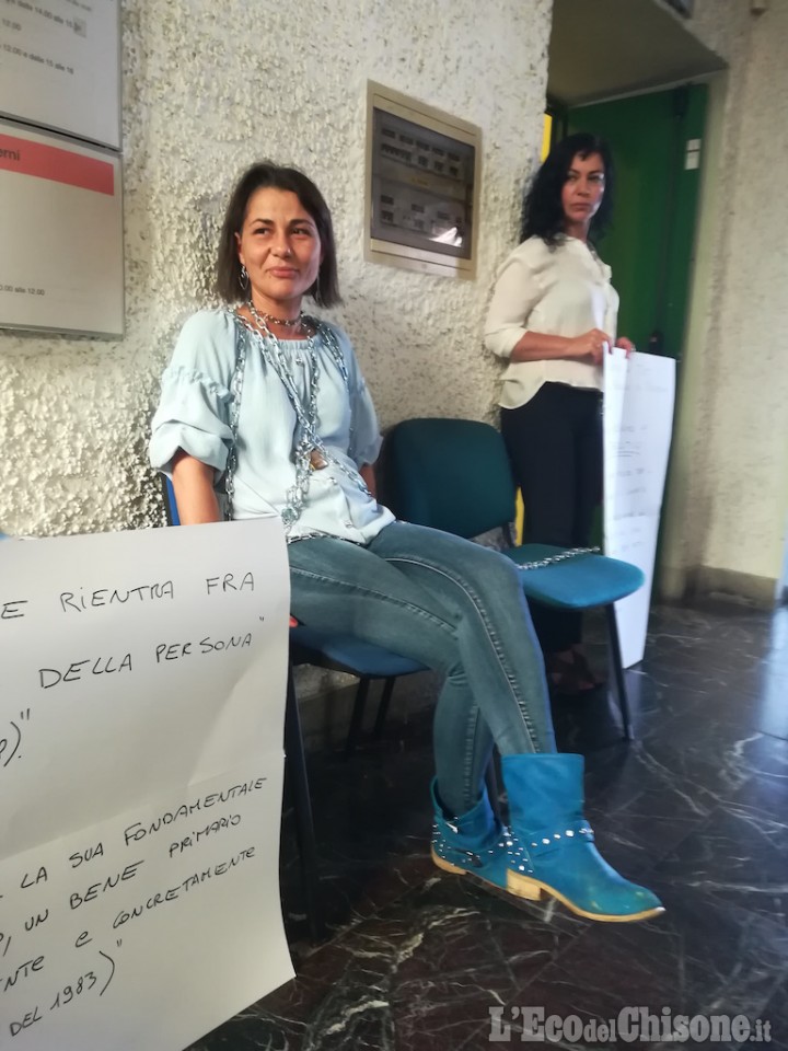 Nichelino: incatenata in Comune per protestare contro lo sfratto
