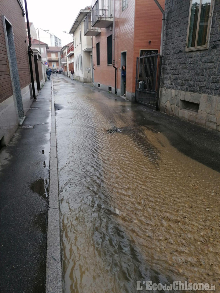 Nichelino: in via Alba un fiume d'acqua per un guasto a un tubo Smat