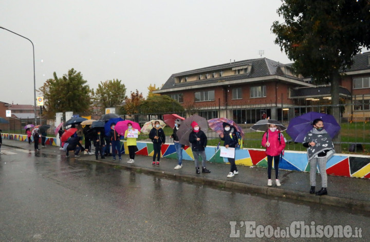 None: "Nessuno deve rimanere indietro", protesta davanti a scuola