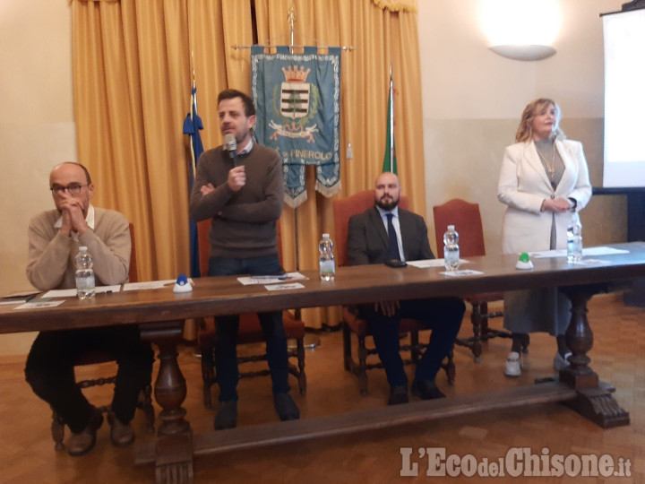 Presentato in Comune a Pinerolo il dispositivo per ritrovare in breve tempo le persone a rischio smarrimento