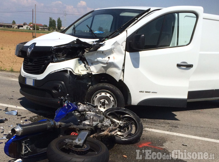 Furgone contro moto al confine tra Orbassano e None, biker in ospedale in gravi condizioni