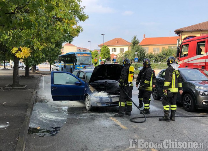 Orbassano: auto in fiamme in via Torino, illeso il conducente