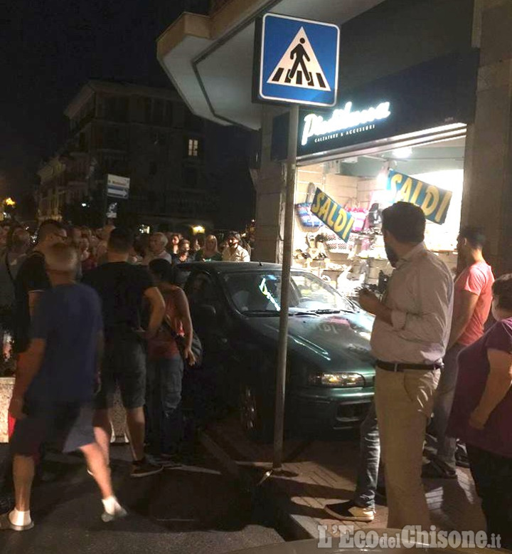 Orbassano: auto piomba sul marciapiede, paura in via Alfieri