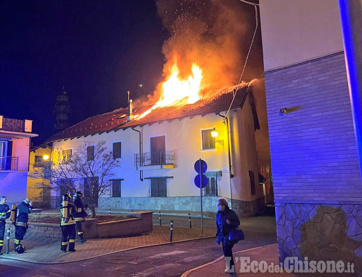 Orbassano: fiamme sul tetto di una casa di piazza del Borgo