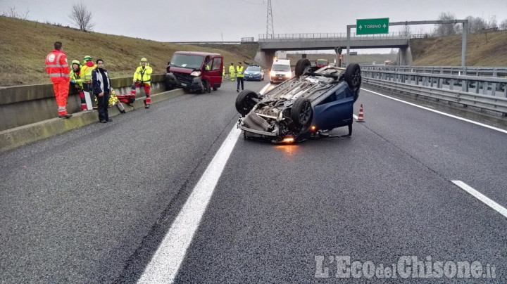 Orbassano: auto cappotta sulla Torino-Pinerolo, due feriti