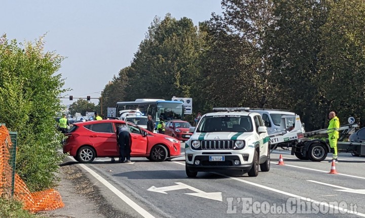 Orbassano: scontro tra auto sulla Provinciale 6, due donne ferite