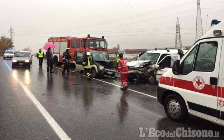 Orbassano: scontro tra auto e furgone in via Stupinigi, grave un 22enne