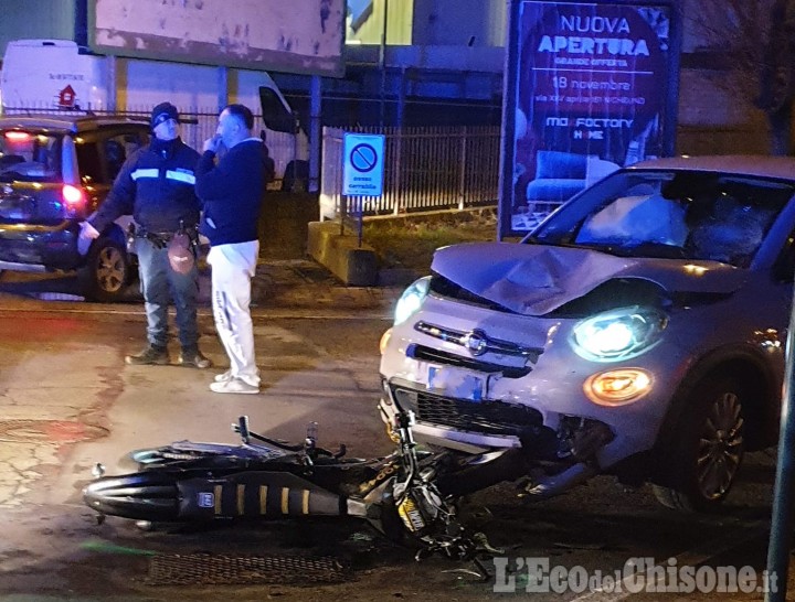 Orbassano: auto contro ciclomotore in via Nino Bixio, feriti due giovani