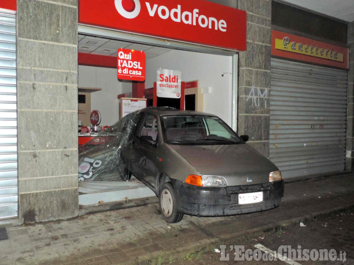 Orbassano: spaccata al negozio Vodafone, rubati smartphone e tablet