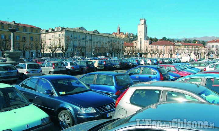 Parcheggio a Pinerolo: Piazza Vittorio Veneto diventa tutta a pagamento