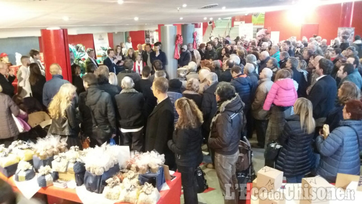 Pinerolo: bagno di folla per l&#039;apertura di &quot;Panettone in Vetrina&quot;