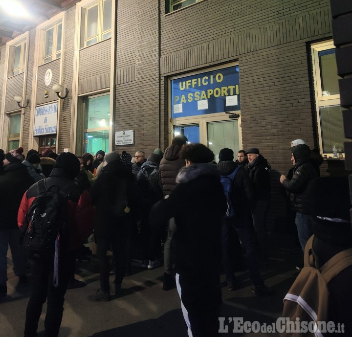 Open Day Passaporti, davanti alla Questura code già nel cuore della notte. 