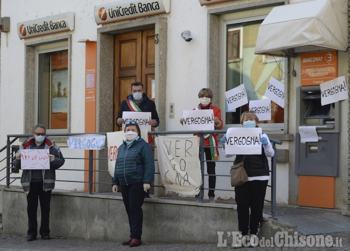 Bancomat Unicredit ancora a secco, blitz contro il disservizio dei sindaci di Perosa e Pomaretto con il parroco
