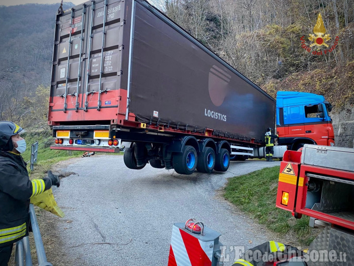 Perrero: l'autista di un tir sbaglia strada e finisce incastrato in un tornante