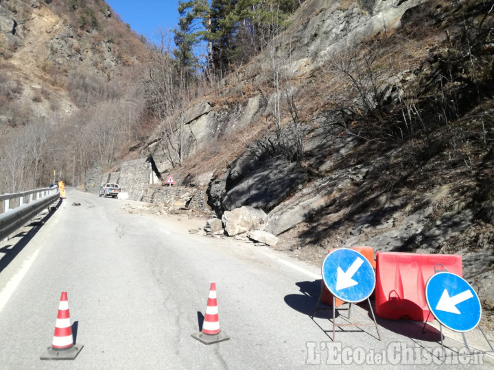 Val Germanasca: massi franati sopra Perrero sulla strada provinciale per Prali