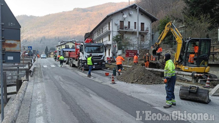 Fuga di gas a Perrero: si lavorerà ancora tutta la notte per riparare il danno