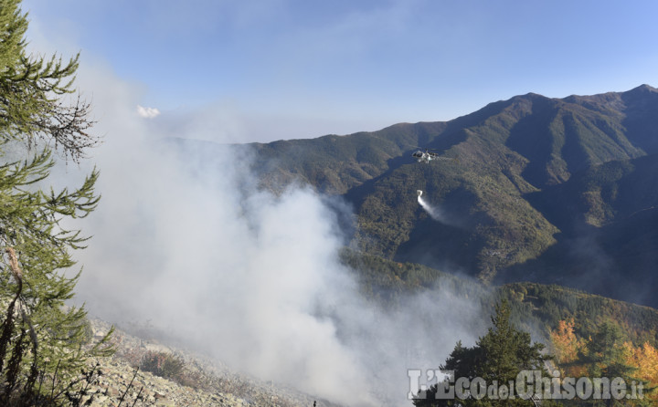 Incendio di Perrero: sotto controllo in Val Germanasca, più critico in Val Chisone