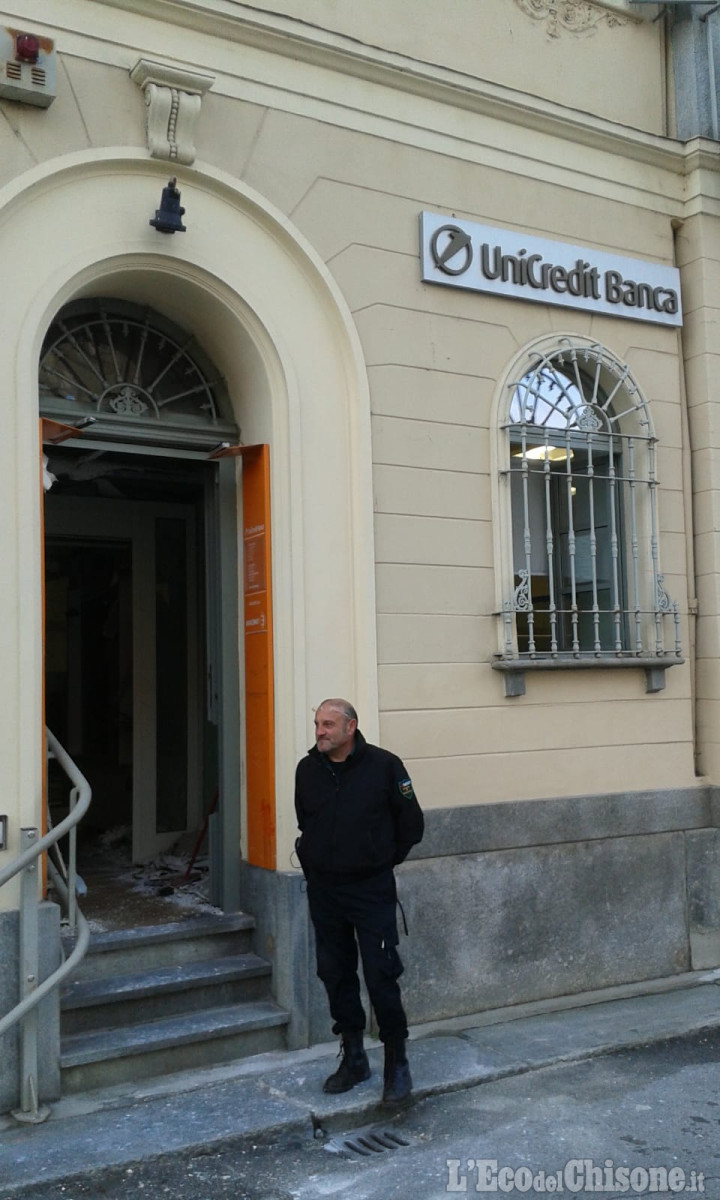 Vigone: fanno saltare il bancomat ma scappano a mani vuote