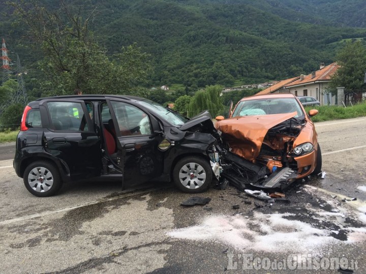 Pinasca: schianto fra auto all&#039;ingresso di Dubbione, due feriti