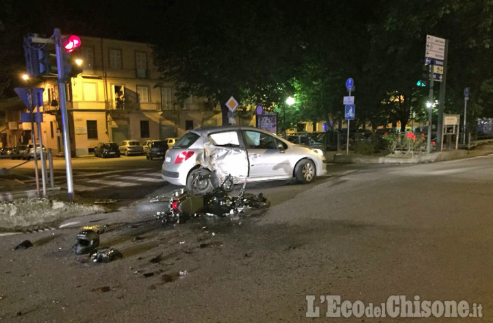 Pinerolo: auto contro moto in piazza santa Croce, biker ricoverato in gravi condizioni