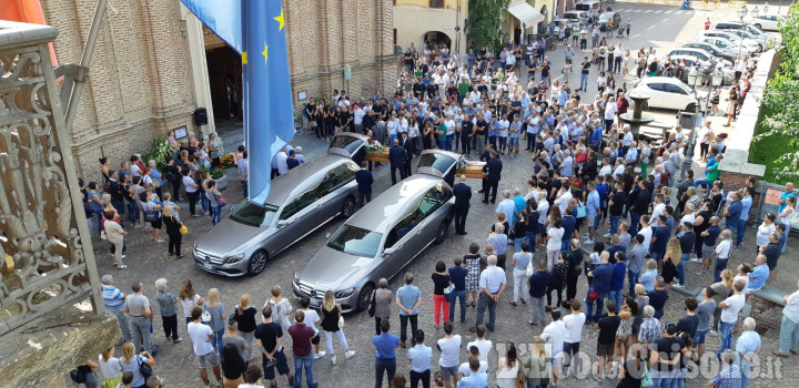 Moretta in lutto per l&#039;ultimo saluto alle due giovani vittime della strada