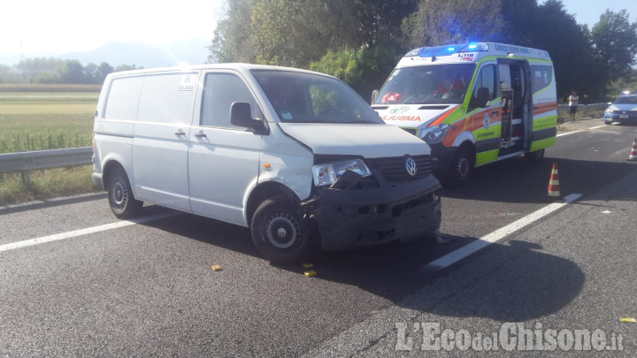 Volvera: finisce contro il guard-rail e poi viene sbalzato fuori dal furgone, ferito 45enne