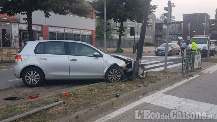 Beinasco: finisce contro un palo davanti a &quot;Le Fornaci&quot;, ferito automobilista