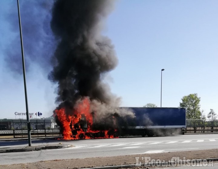Nichelino: camion prende fuoco in viale Torino a Stupinigi