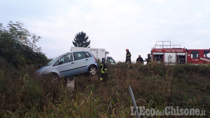 Pinerolo: esce di strada sulla tangenziale, donna illesa 