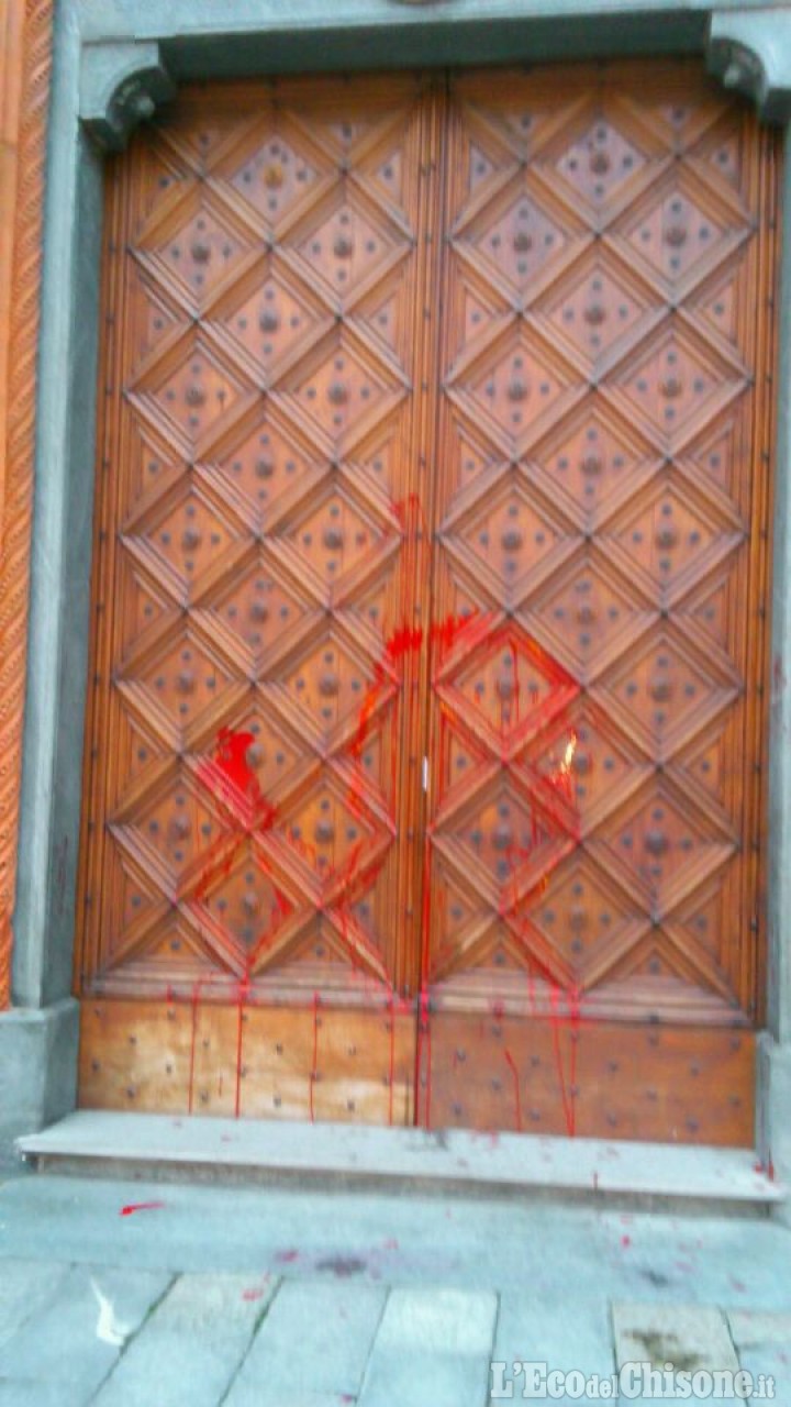 Pinerolo: vandali imbrattano con della vernice il portone del Duomo
